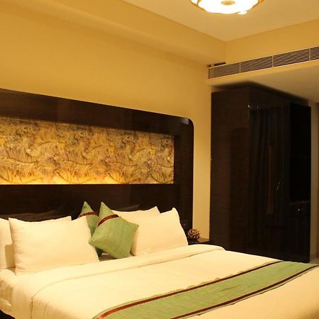 Zip By Spree Hotels Surat Exterior foto