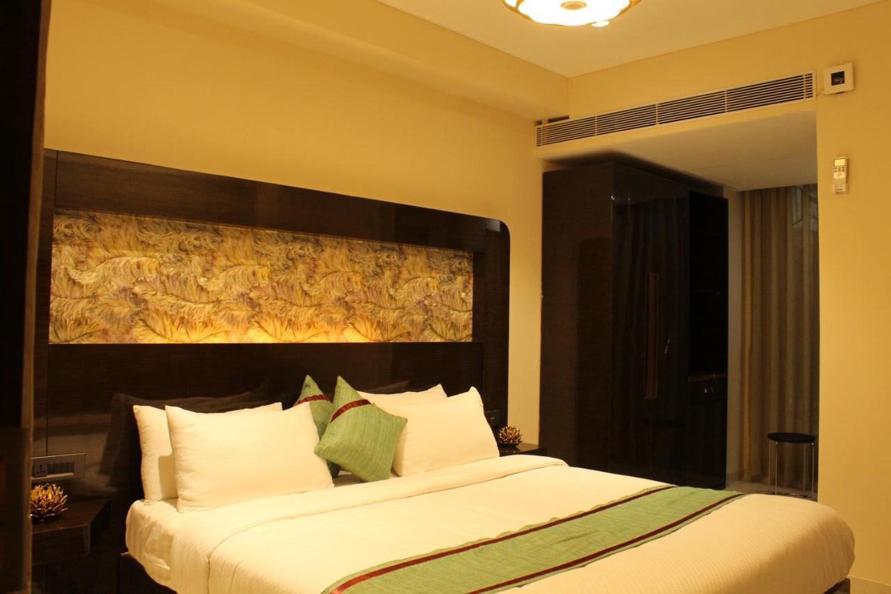 Zip By Spree Hotels Surat Exterior foto