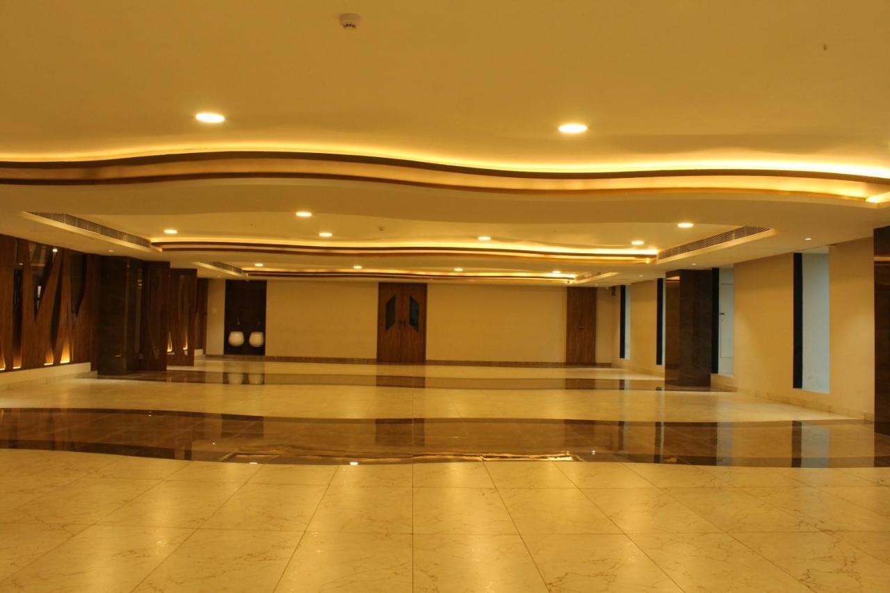 Zip By Spree Hotels Surat Exterior foto