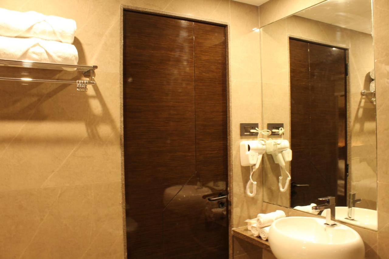 Zip By Spree Hotels Surat Exterior foto