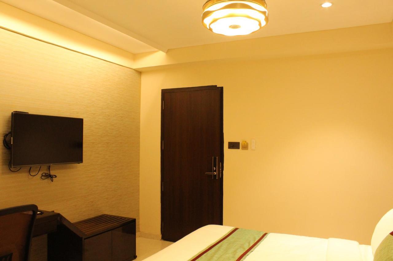 Zip By Spree Hotels Surat Exterior foto