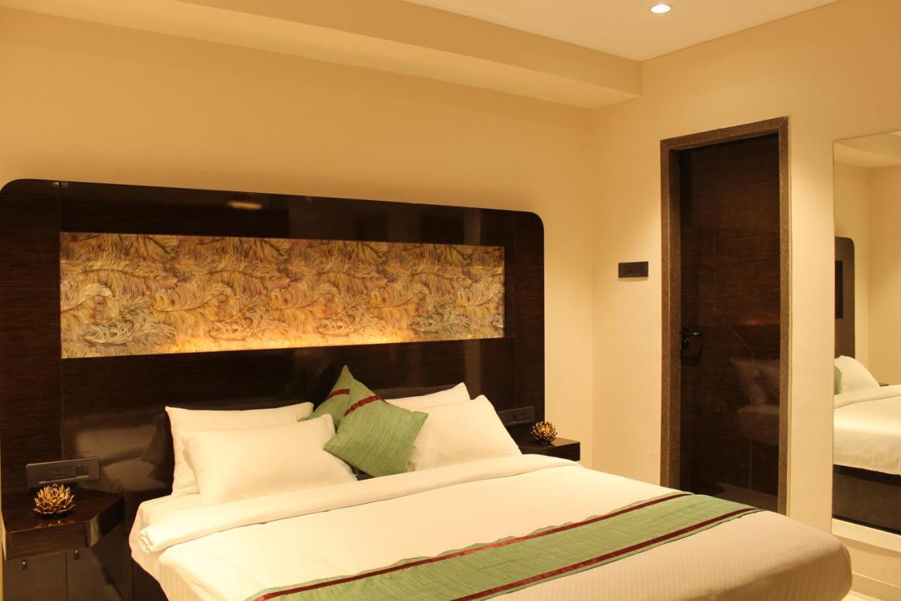 Zip By Spree Hotels Surat Exterior foto