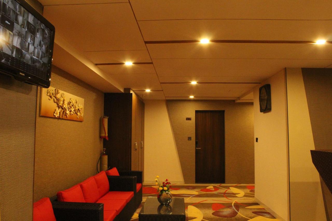 Zip By Spree Hotels Surat Exterior foto