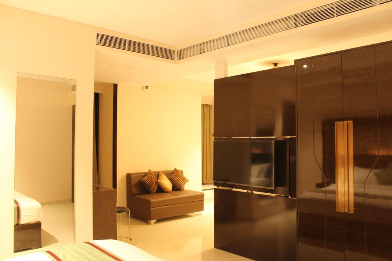Zip By Spree Hotels Surat Exterior foto