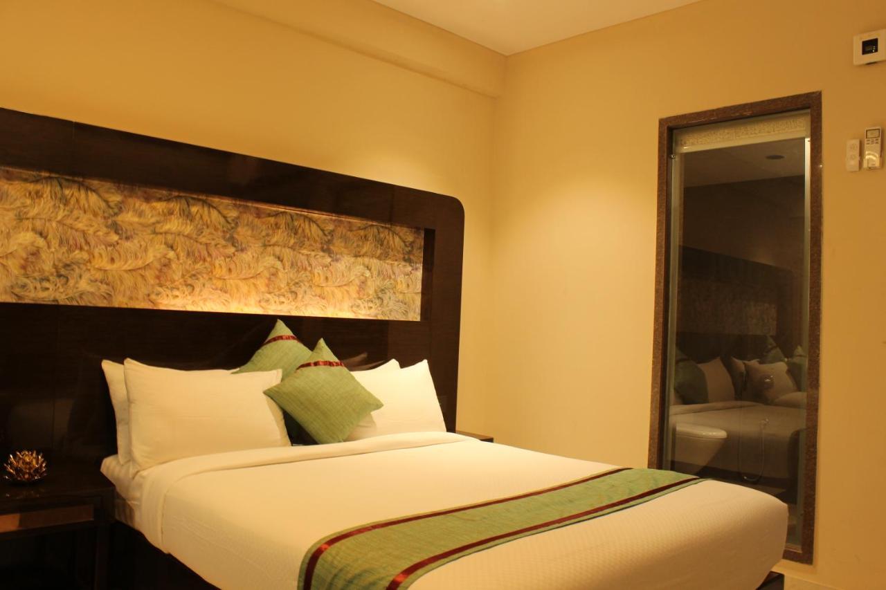 Zip By Spree Hotels Surat Exterior foto