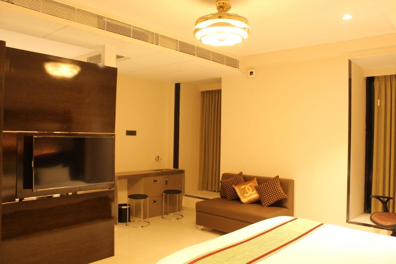Zip By Spree Hotels Surat Exterior foto