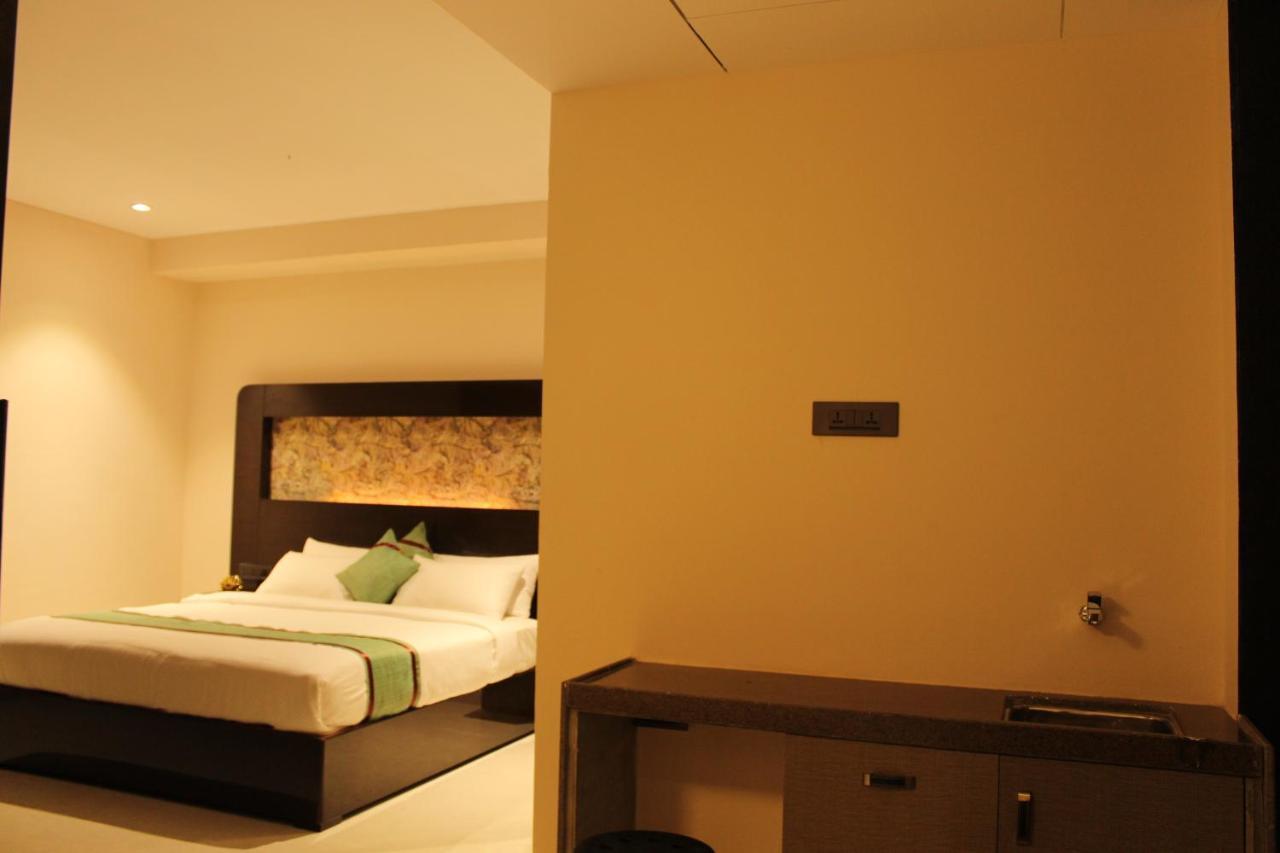 Zip By Spree Hotels Surat Exterior foto