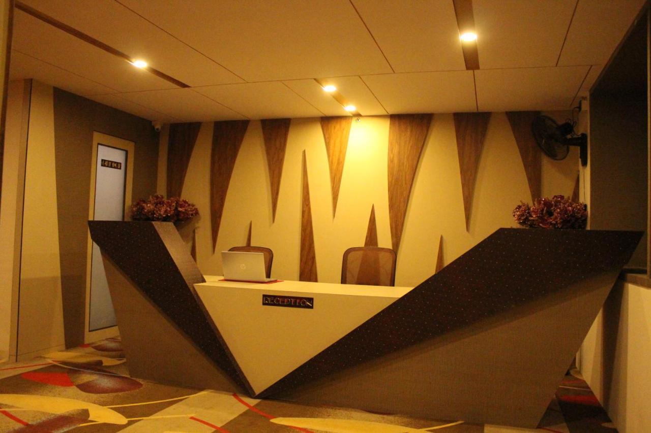 Zip By Spree Hotels Surat Exterior foto