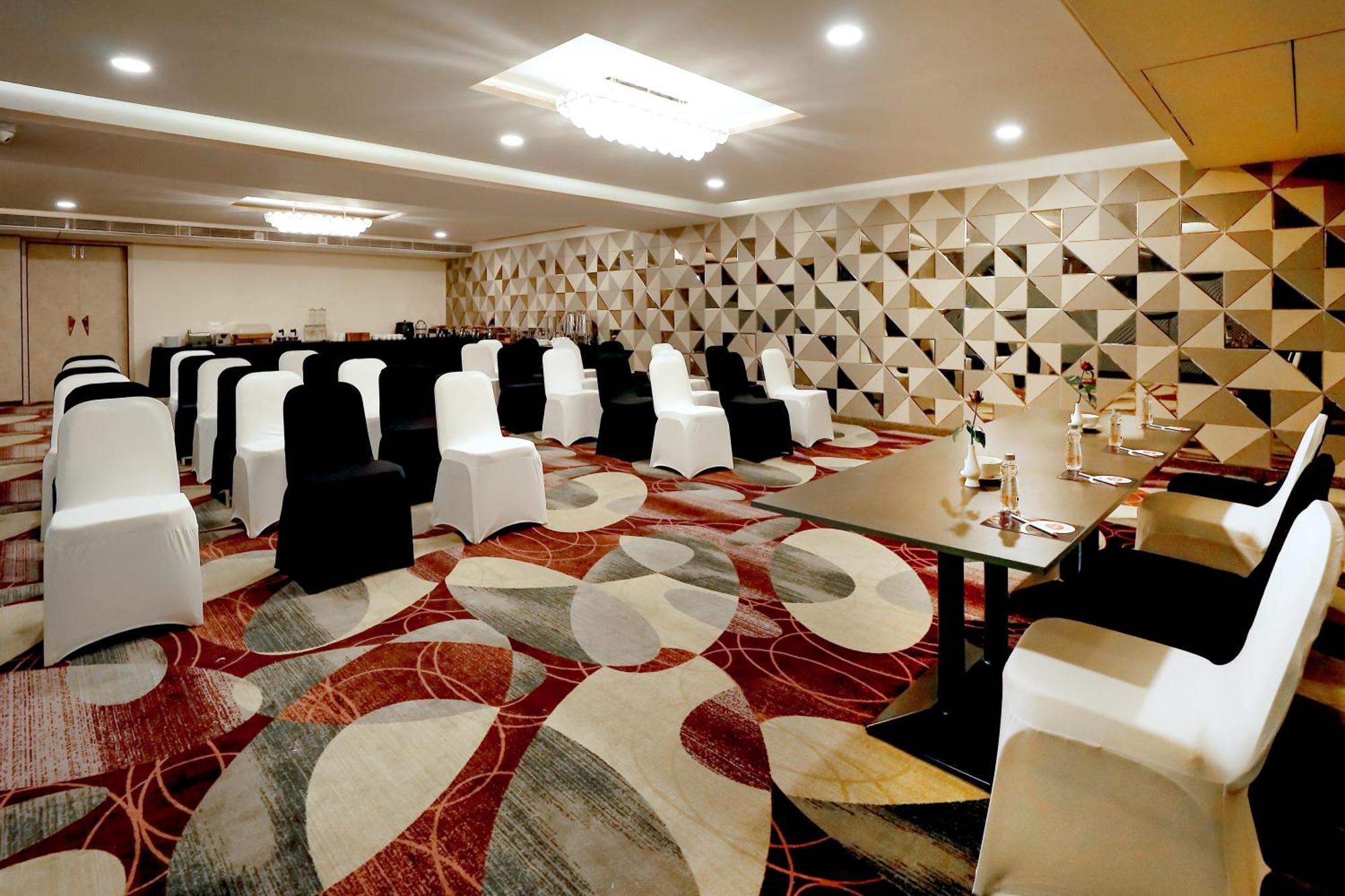 Zip By Spree Hotels Surat Exterior foto
