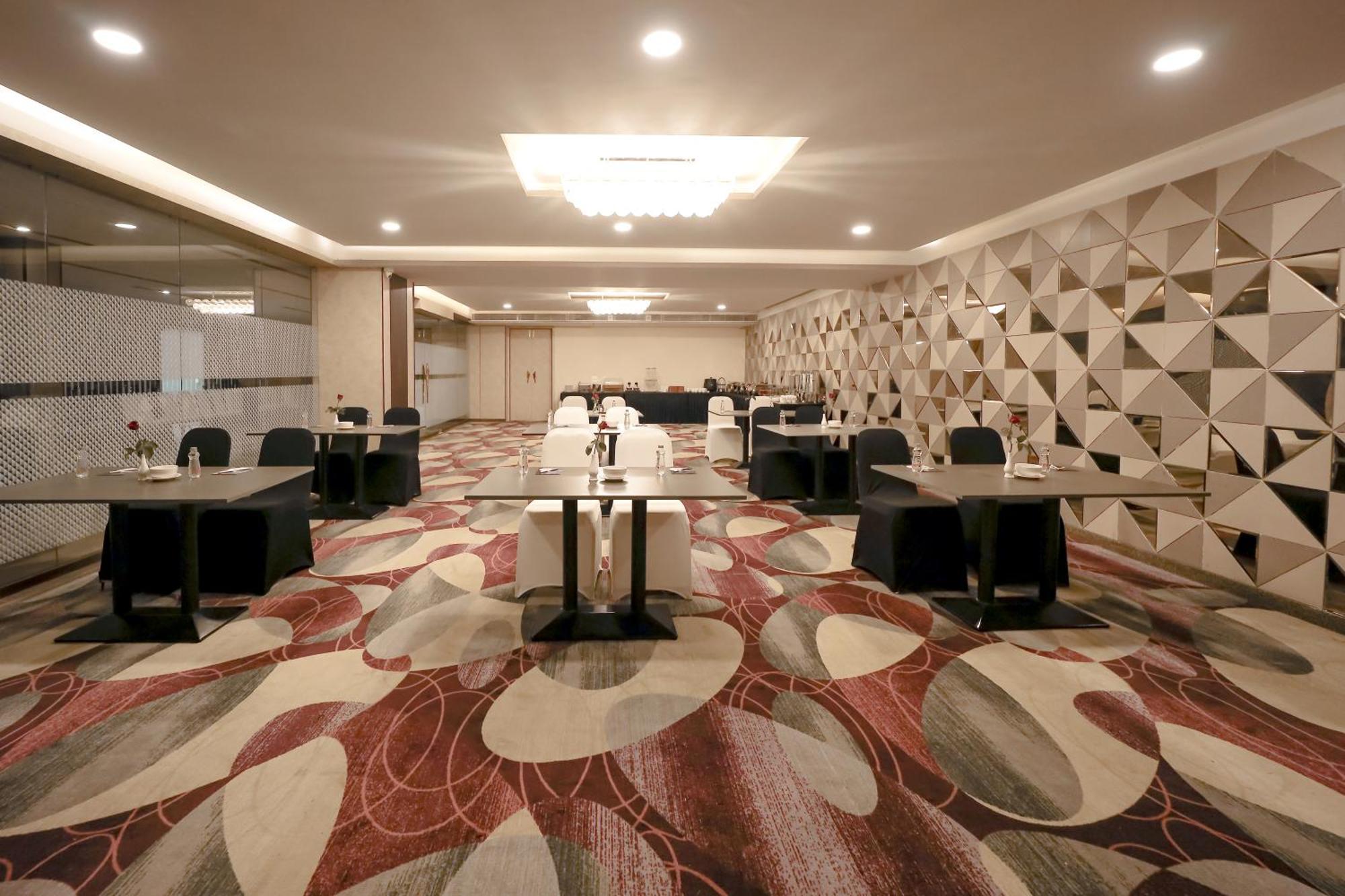 Zip By Spree Hotels Surat Exterior foto