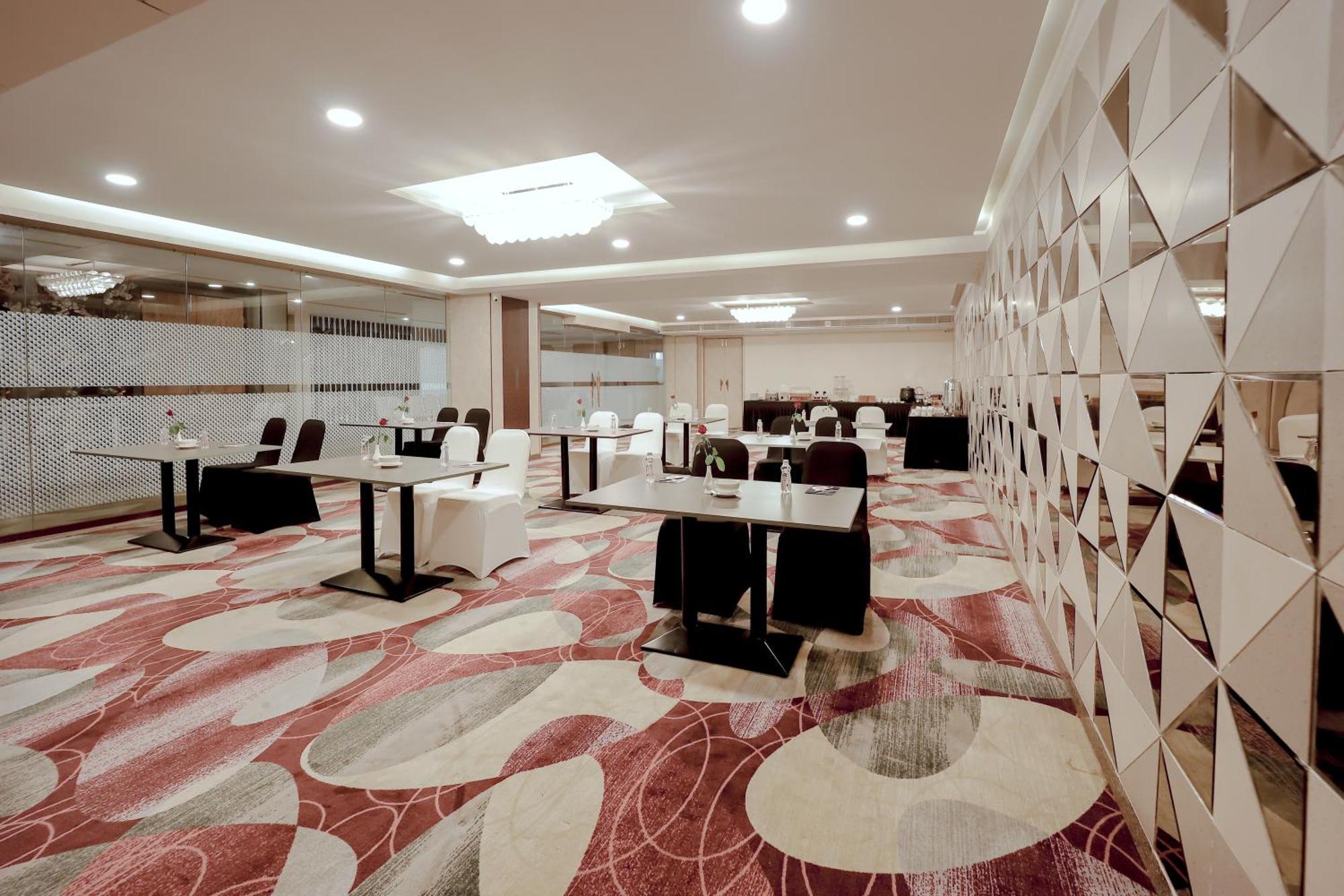 Zip By Spree Hotels Surat Exterior foto