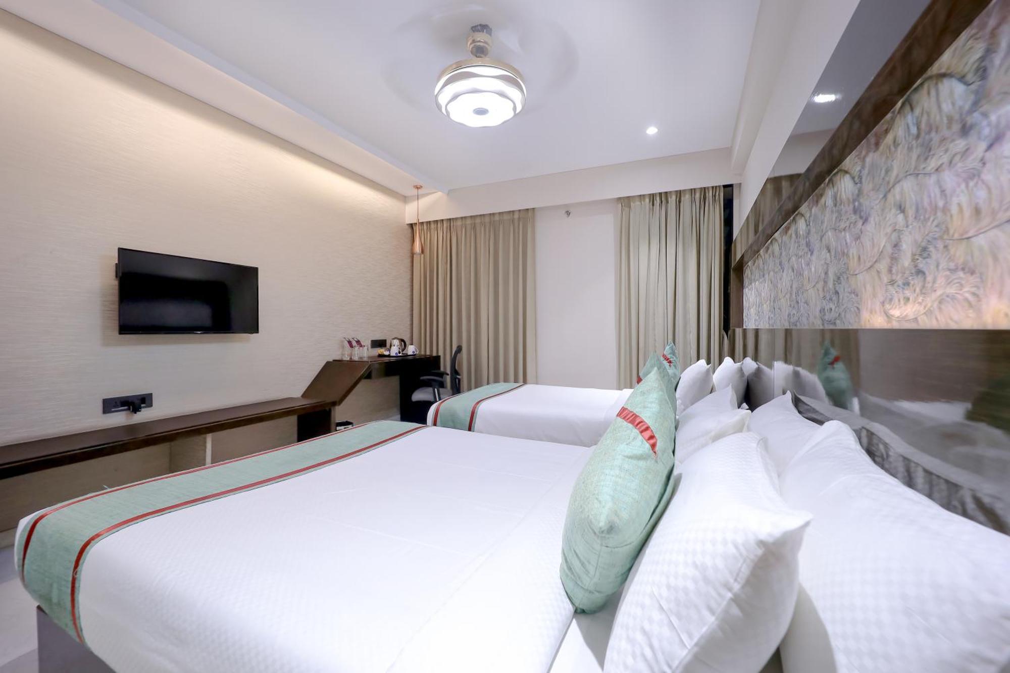 Zip By Spree Hotels Surat Exterior foto