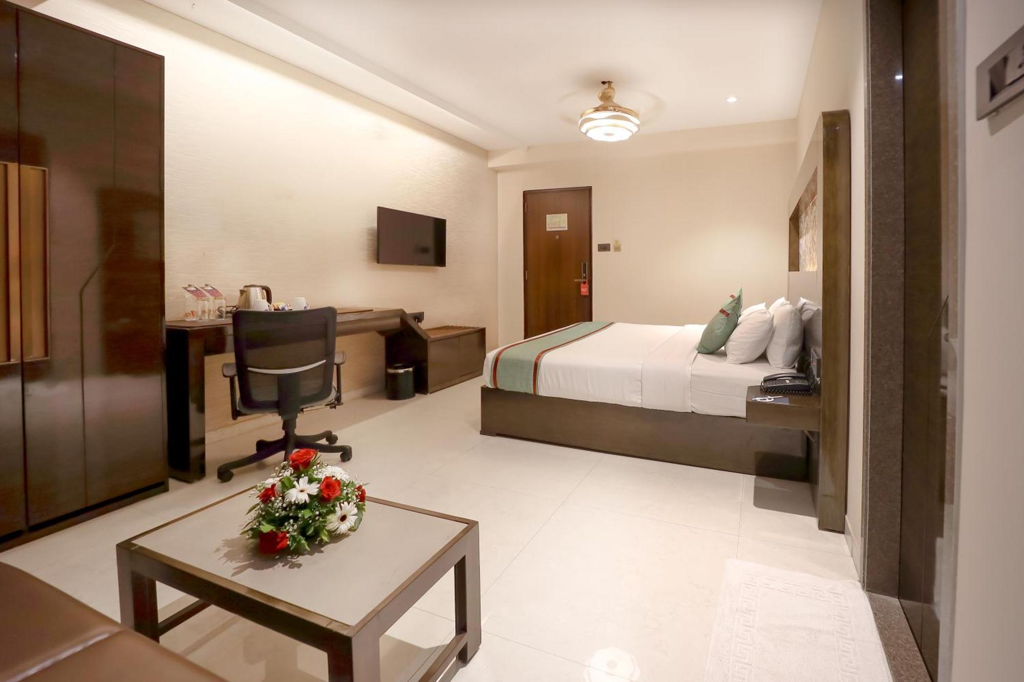 Zip By Spree Hotels Surat Exterior foto