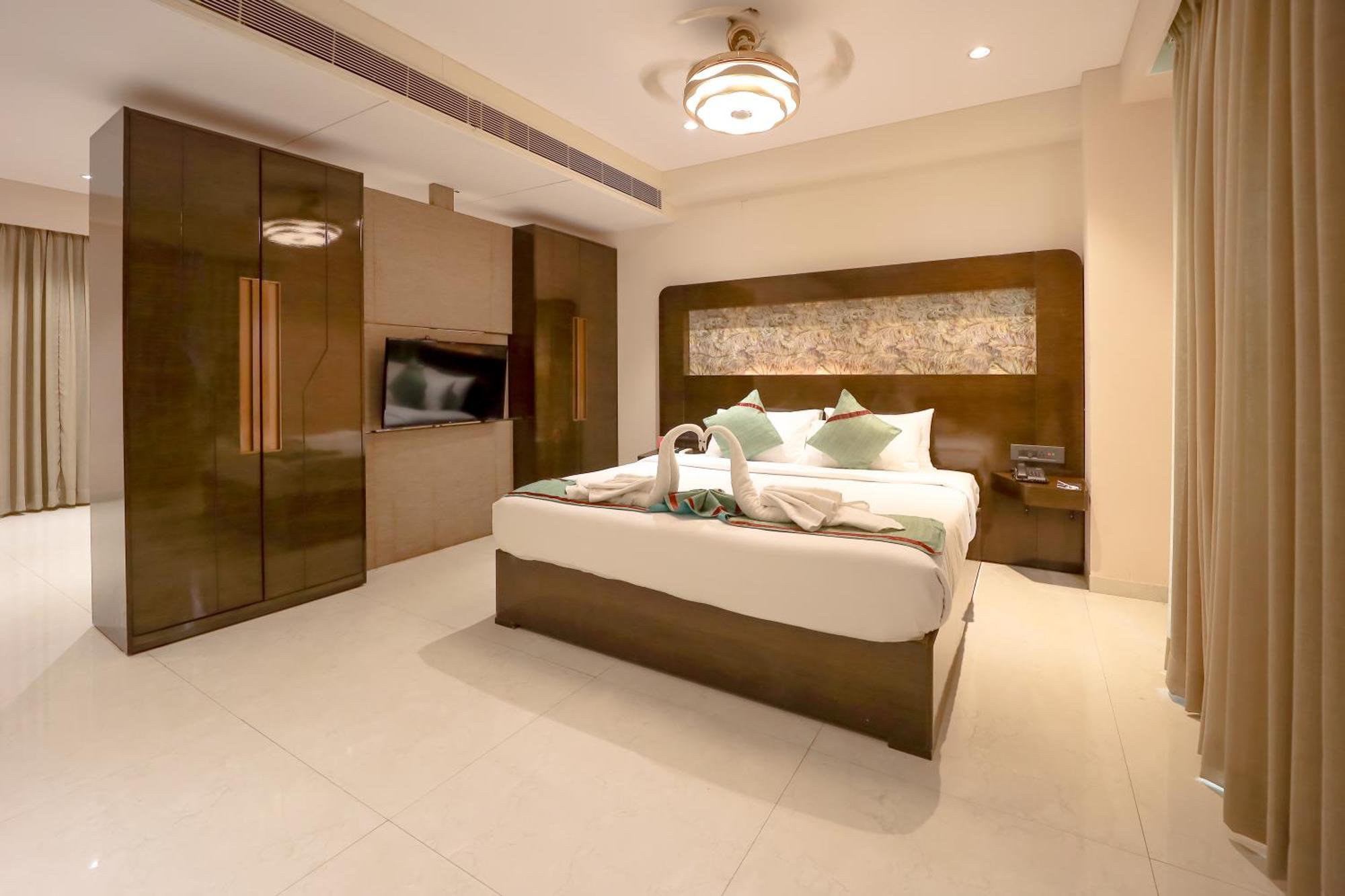 Zip By Spree Hotels Surat Exterior foto