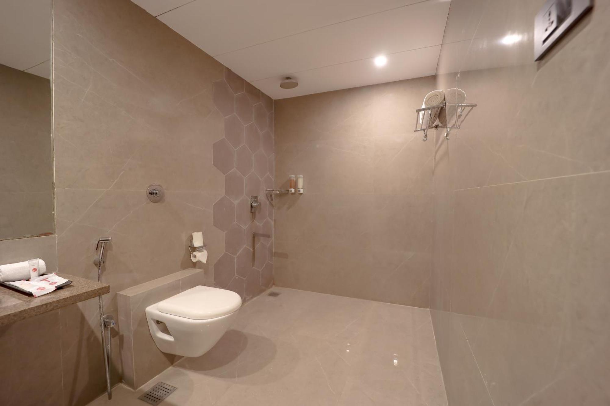 Zip By Spree Hotels Surat Exterior foto