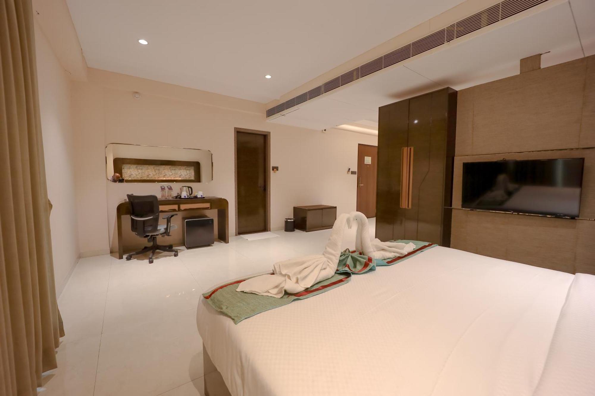 Zip By Spree Hotels Surat Exterior foto